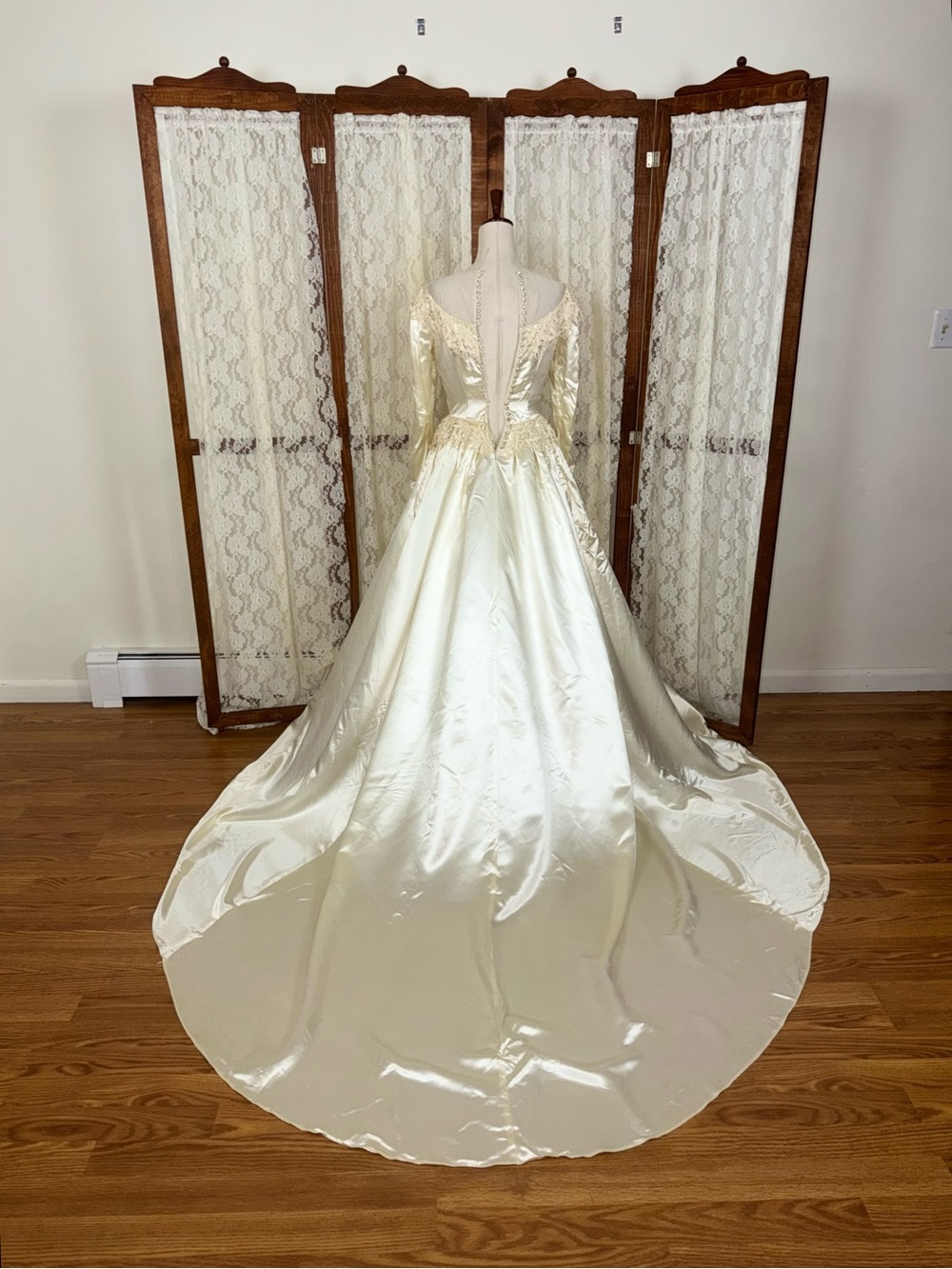 Stunning Vintage 1940s Mauer Original Liquid Satin Wedding Gown - Picture 6 of 8
